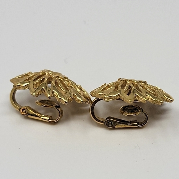 Vintage Trifari Crown Gold Tone Leaves Leaf Brushed Etched Clip On Earrings - Picture 3 of 6